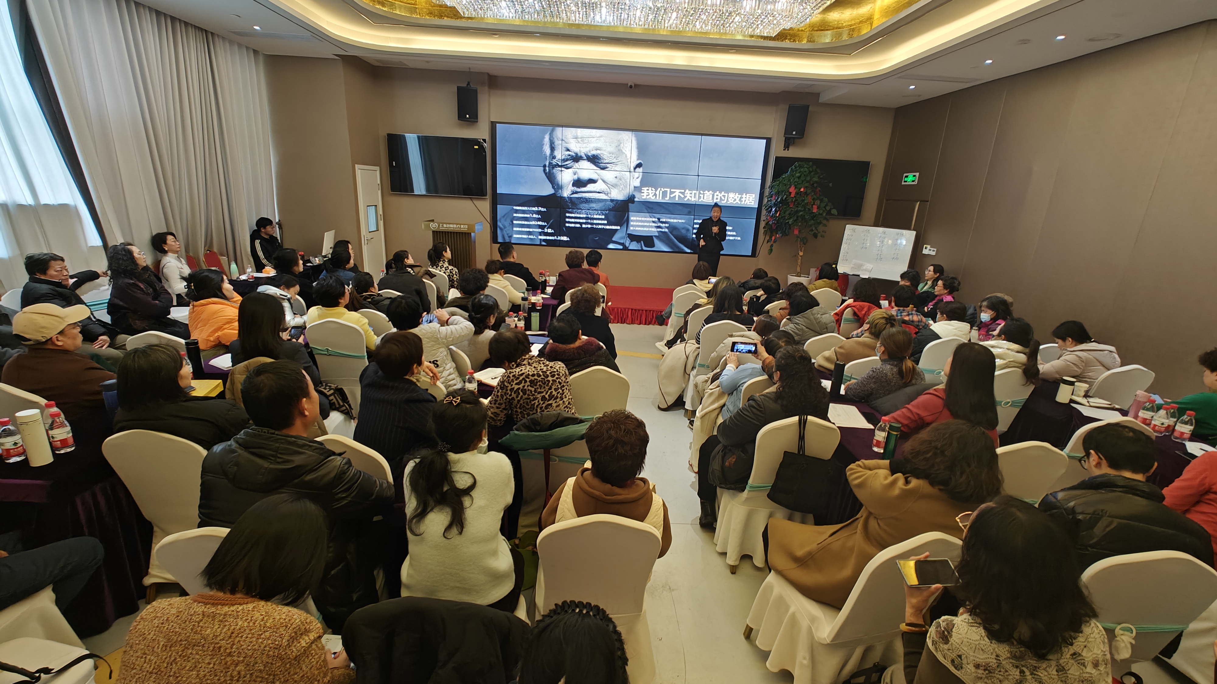 智仁艾智能艾灸舱将传统养生与智能科技完美结合，提升家庭健康管理新体验