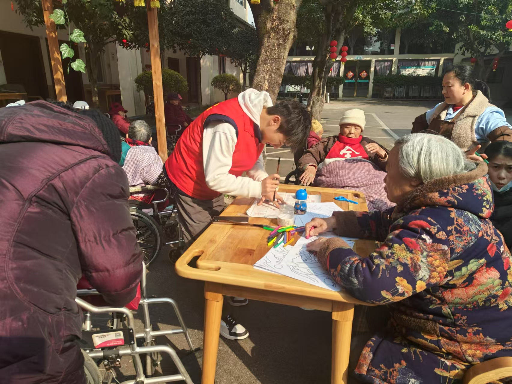 如何选择成都市龙泉驿区成东疗养院满足失能老人及临终关怀需求？